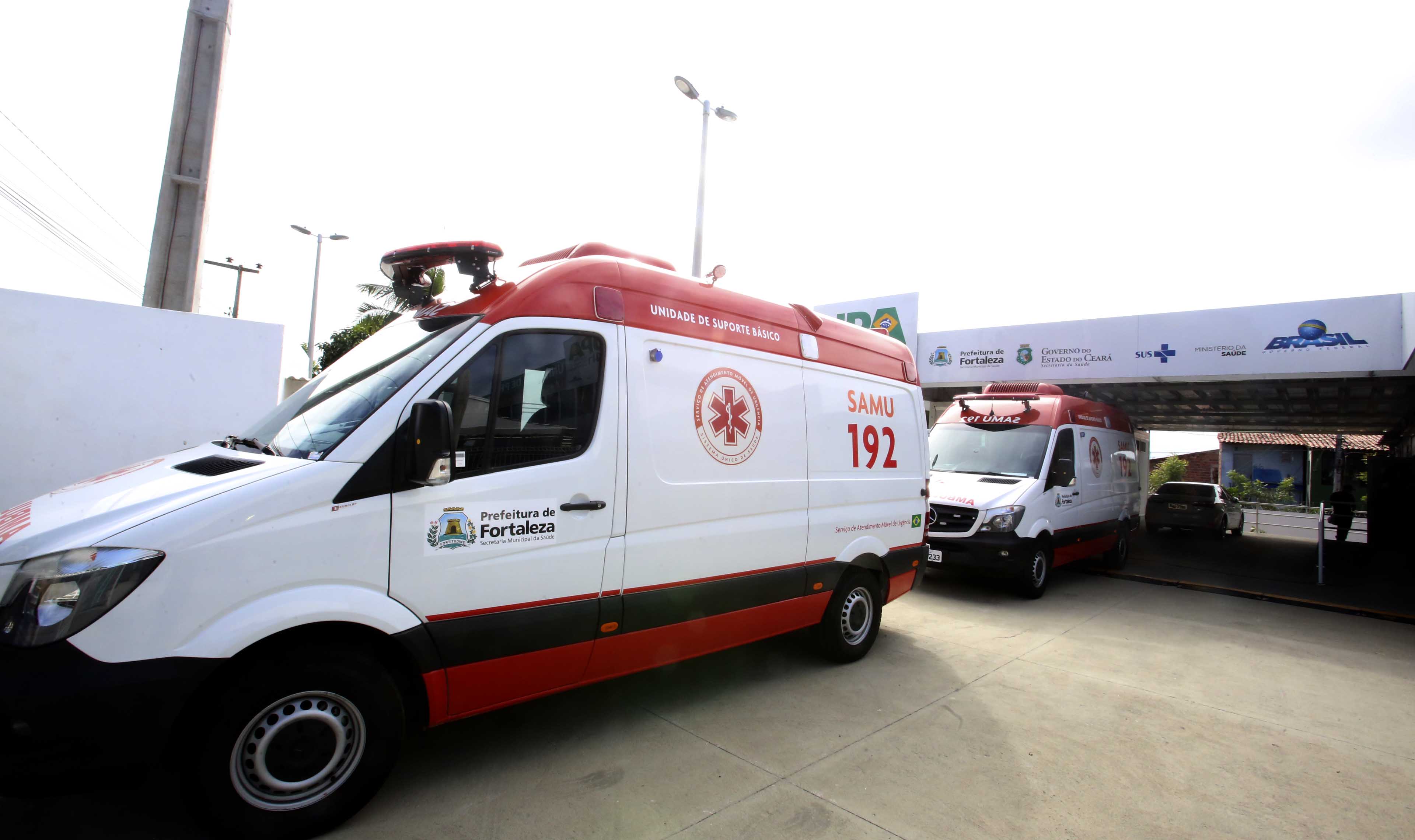 ambulâncias do samu estacionadas em frente a upa